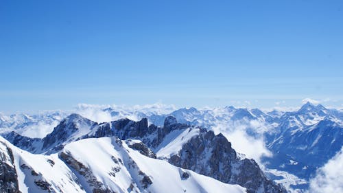 Бесплатное стоковое фото с Аэрофотосъемка, голубое небо, заснеженные горы