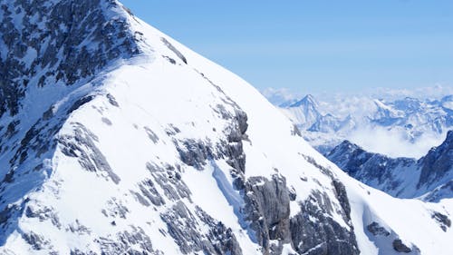 Бесплатное стоковое фото с горный пик, горный хребет, склон горы