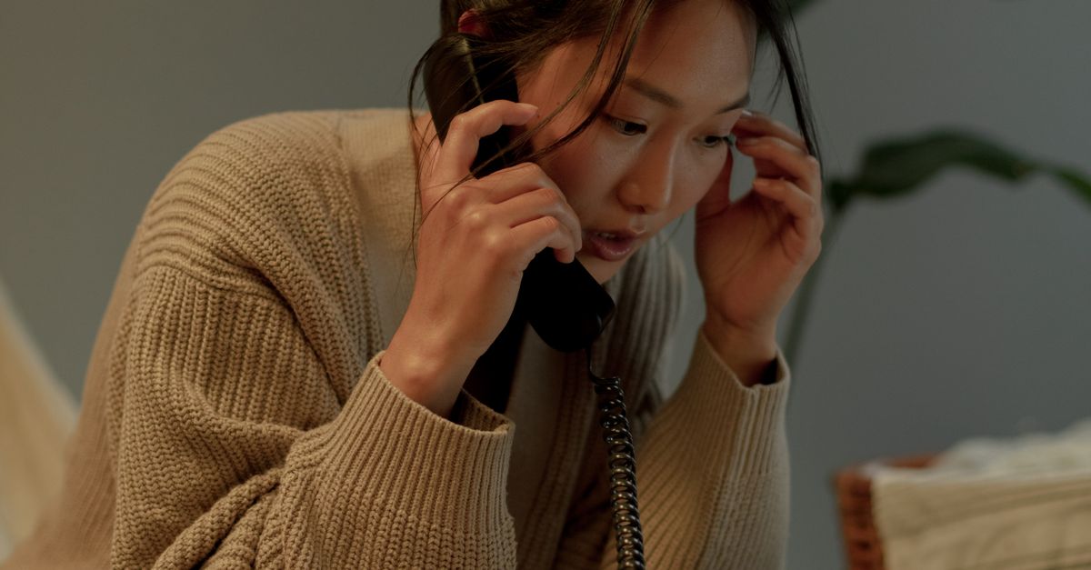 Rüyada Meslek Değiştirmek - Rüya Tabiri ve Anlamı - Focused woman analyzing job listings while on a call, showcasing career transition.