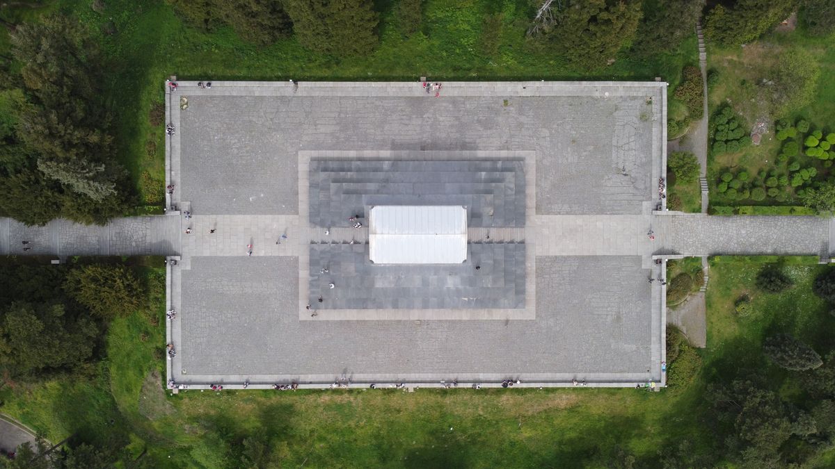 Monumentul Eroului Necunoscut de pe muntele Avala văzut din aer