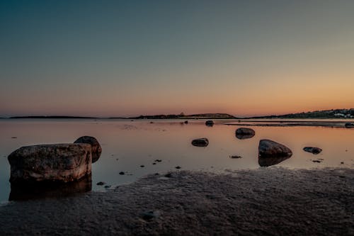 Darmowe zdjęcie z galerii z estetyczne tło, kamienie, morze