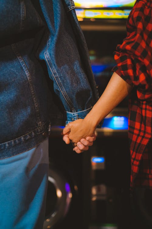 Fotos de stock gratuitas de camisa a cuadros, Chaqueta tejana, cogidos de la mano