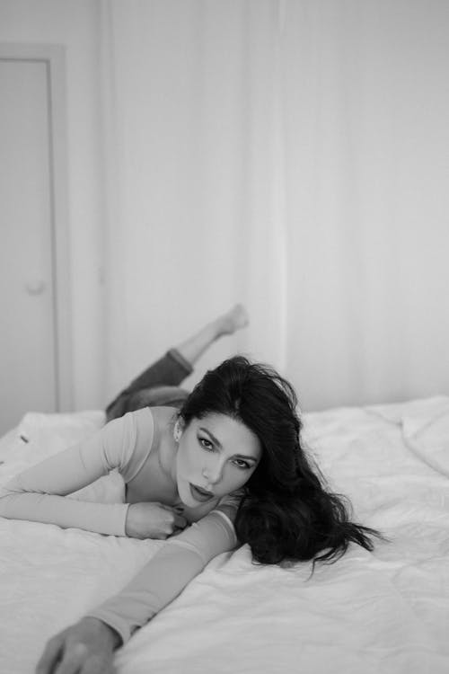 Darmowe zdjęcie z galerii z czarno-biały, kobieta, łóżko