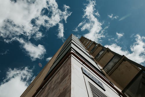 Fotografia De Baixo ângulo De Um Edifício Alto