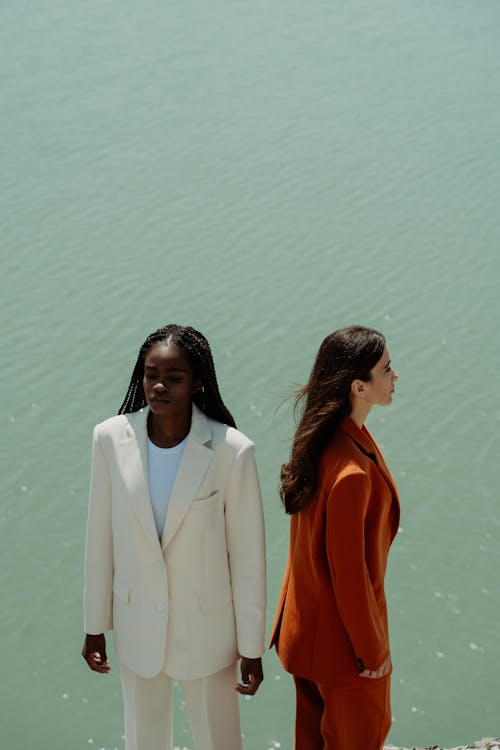 Immagine gratuita di blazer arancione, corpo d'acqua, donna afro-americana