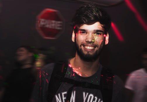 年轻人在色彩缤纷的聚光灯下微笑着享受夜总会的气氛