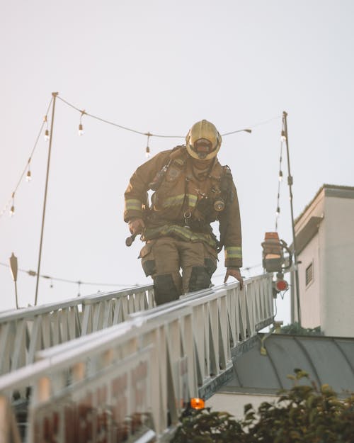 Gratis stockfoto met behoedzaamheid, beschermende werkkleding, brandweerman