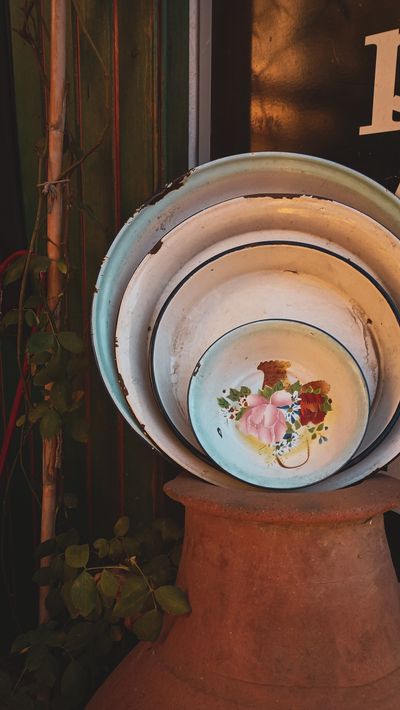 Nesting enamel bowls with painted trim, photo by Yeşim Dereci on Pexels