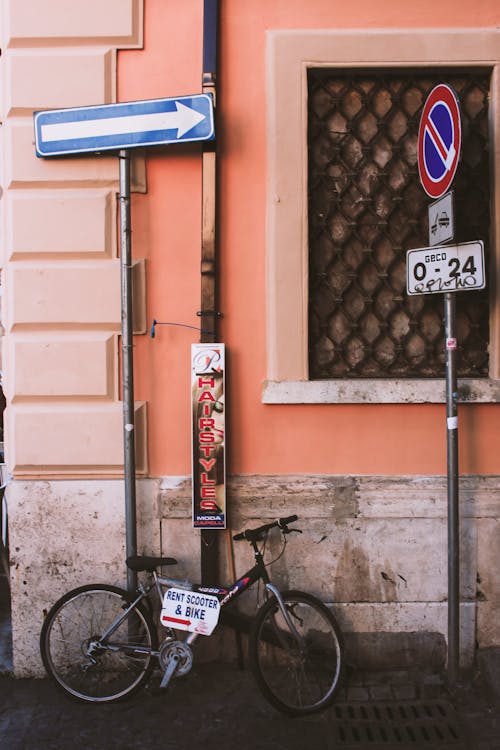 Schwarzes Vollgefedertes Fahrrad Auf Der Straße