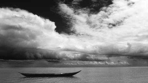 Фотография черной лодки в оттенках серого