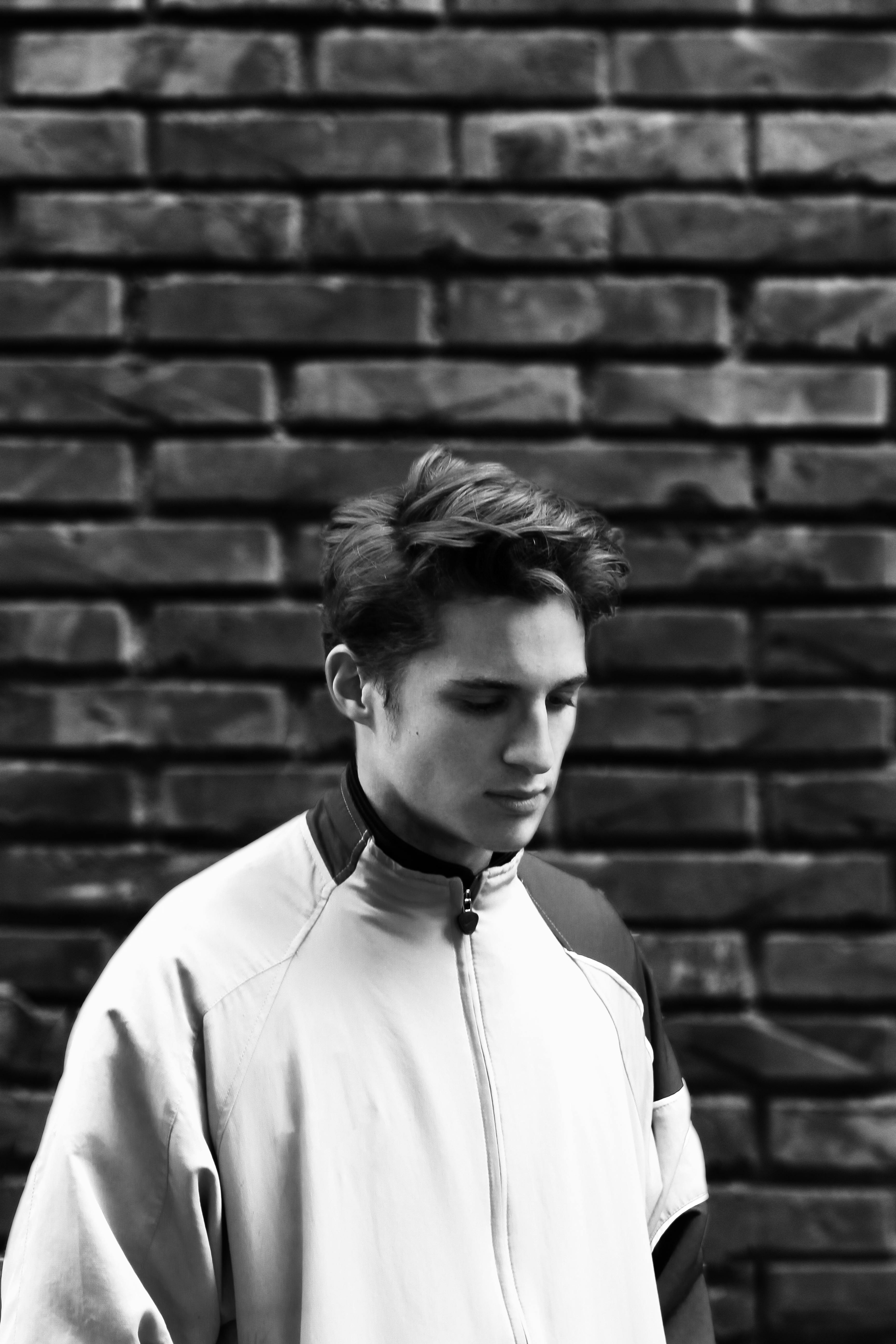 Hombre Vestido Con Chaqueta Con Cremallera Con Fondo De Pared De ...