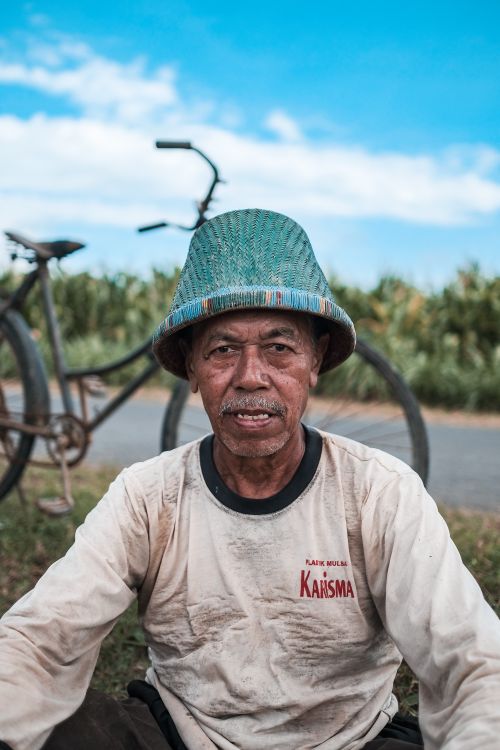 Warga lansia yang menjadi mitra pengumpul sabut kelapa