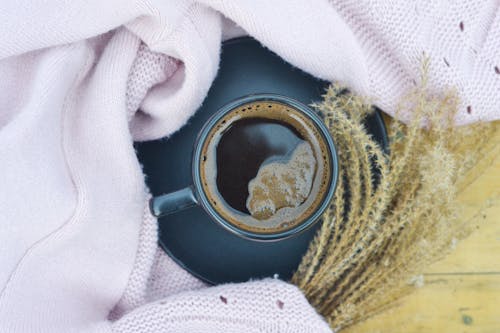 Gratis stockfoto met bovenaanzicht, drinken, gebreide sweater