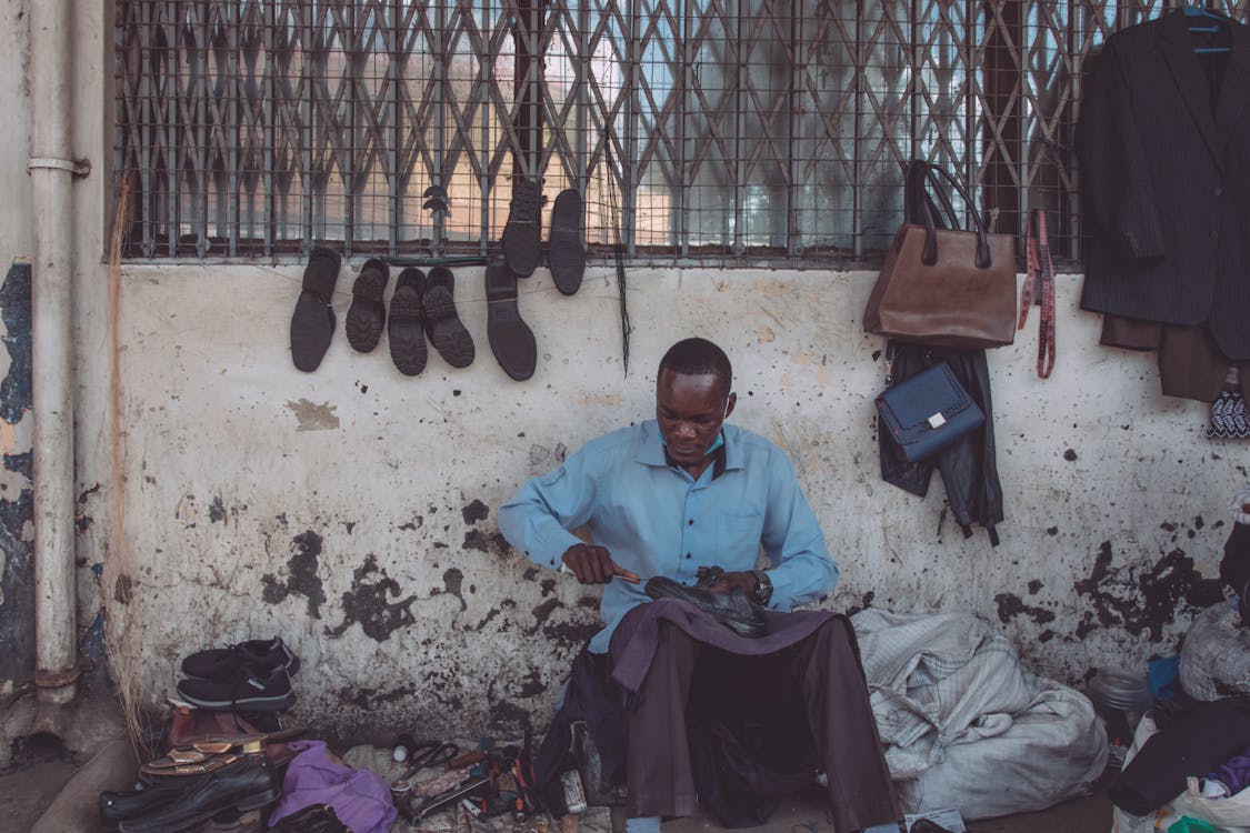 Kostnadsfri bild av afrikansk man, arbetssätt, fönster