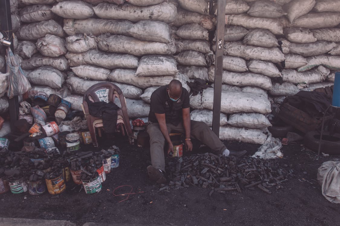 Základová fotografie zdarma na téma dřevěné uhlí, kbelíky, muž