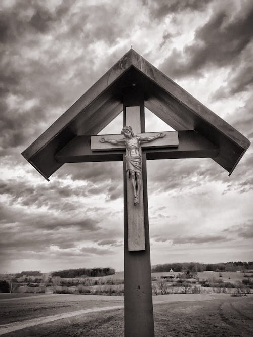 Fotografía De Crucifijo De Madera Marrón