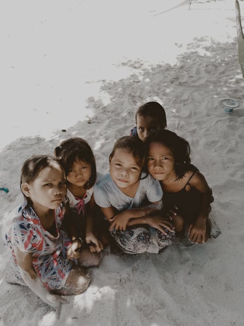 Fünf Kleinkinder Sitzen Auf Sand
