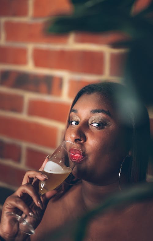 Darmowe zdjęcie z galerii z afroamerykanka, czarna kobieta, kieliszek szampana