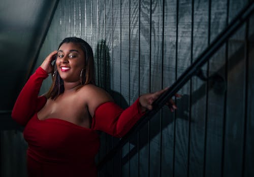 Mujer confiada en vestido rojo sonriendo