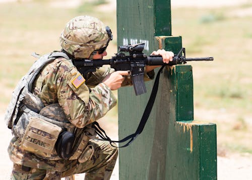 Foto profissional grátis de arma, atirador, camuflagem