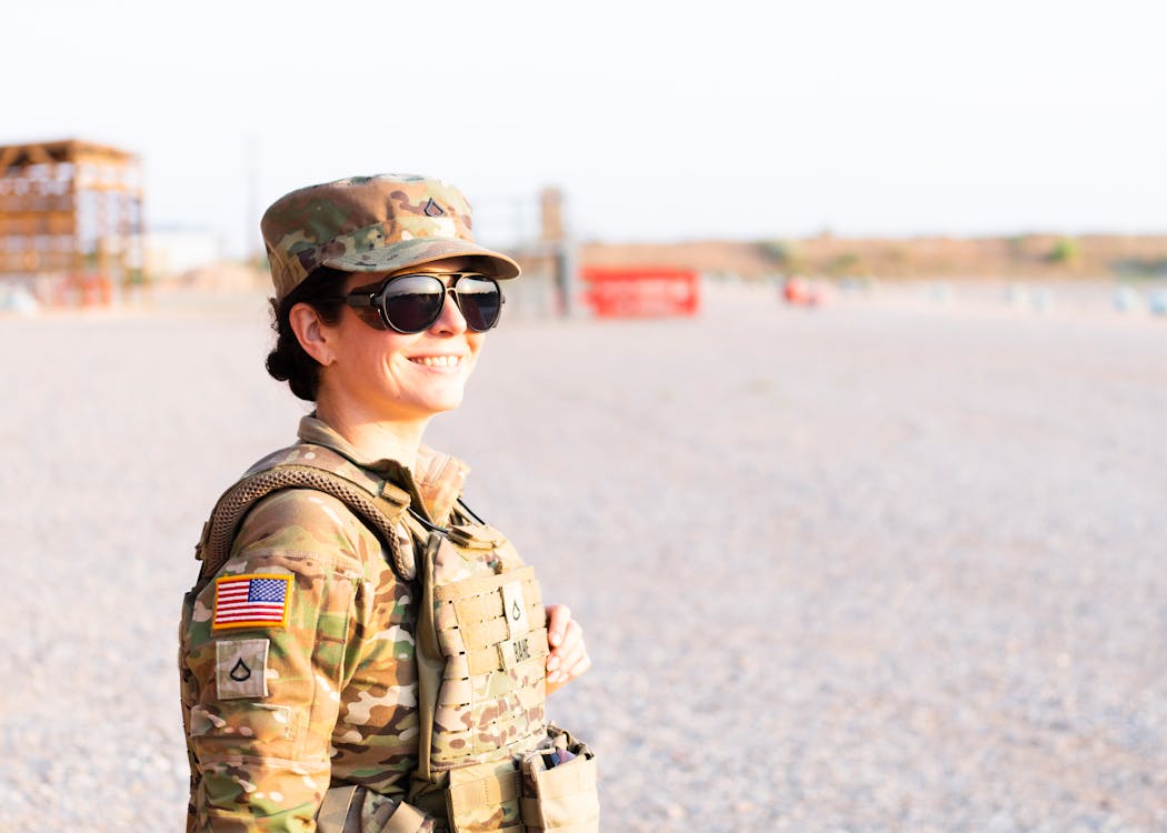 Gratis lagerfoto af briller, camouflage, hær, iført, kvinde, kvinde veteran, kvindelig militær, kvindelig kvindelig veteran, kvindeligt militær, militæruniform, solbriller, soldat, veteran