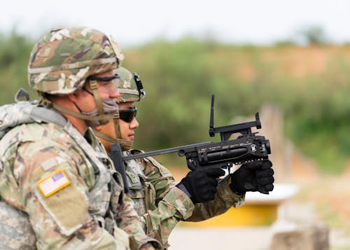 Foto profissional grátis de bala, camuflagem, de pé