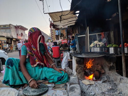 Foto d'estoc gratuïta de carrer, comerciant, cuinant