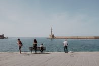 阳光明媚的日子里，人们可以轻松欣赏哈尼亚标志性灯塔的景色