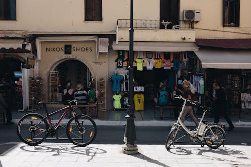 Foto d'estoc gratuïta de bicicletes, botigues, carrer