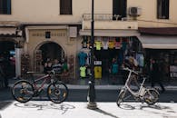 在希腊哈尼亚的一条街道上，一辆自行车停在一家充满活力的商店前