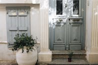 复古蓝色门口饰以华丽细节和盆栽植物，为户外立面增添了魅力