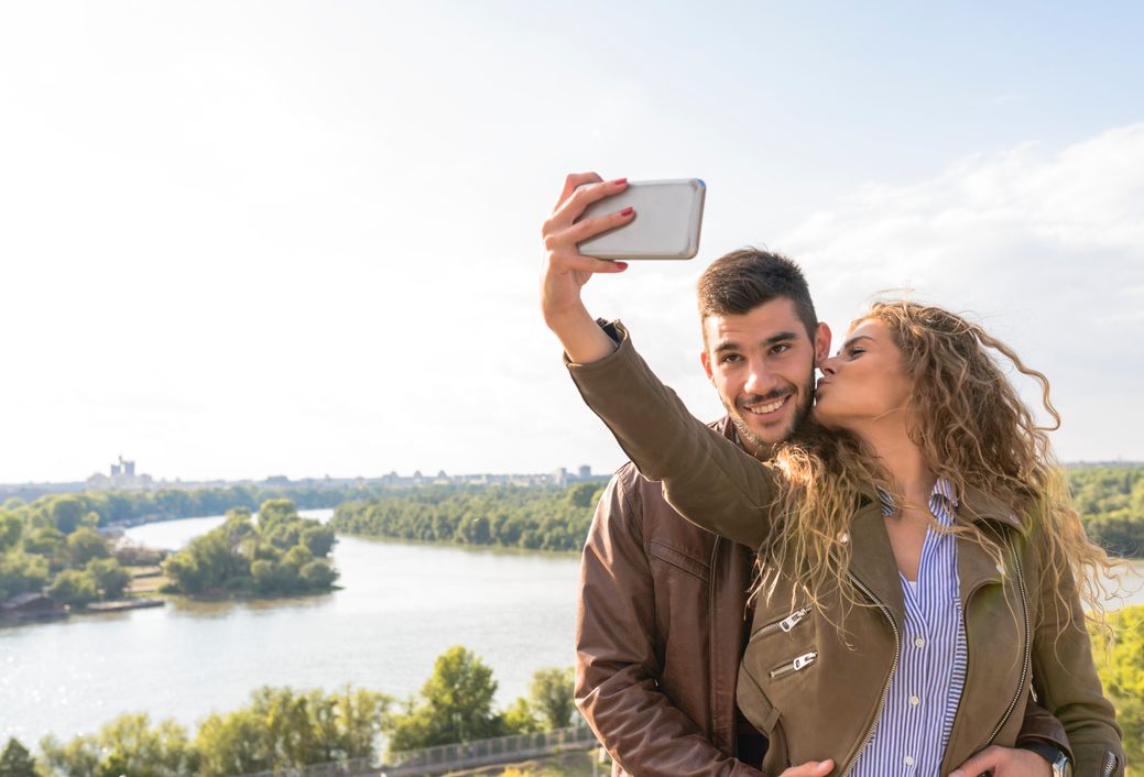 Online dating: starting a conversation on a niche platform