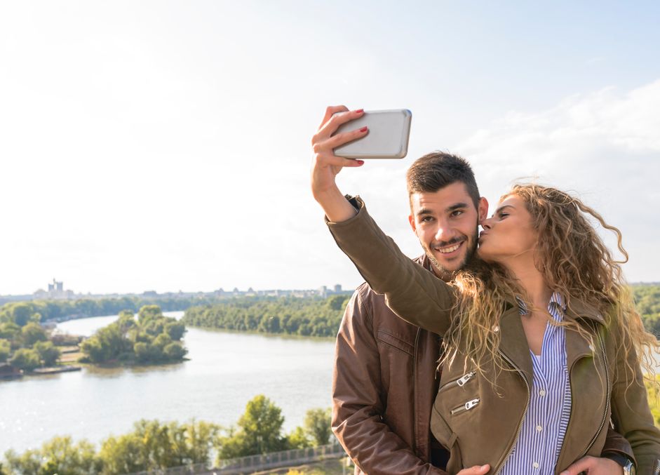 Online dating: starting a conversation on a niche platform