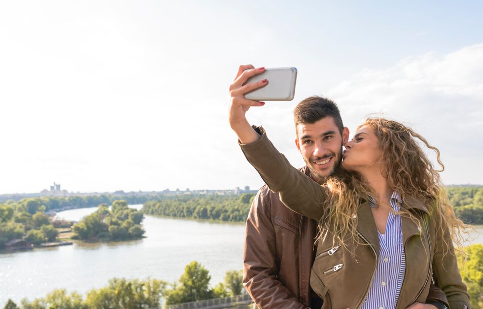 coppia che si incontra per un appuntamento romantico