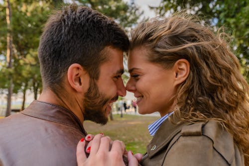 Homme Portant Une Veste En Cuir Marron