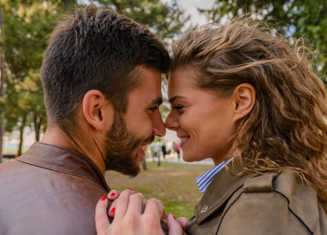 Online dating: starting a conversation on a niche platform