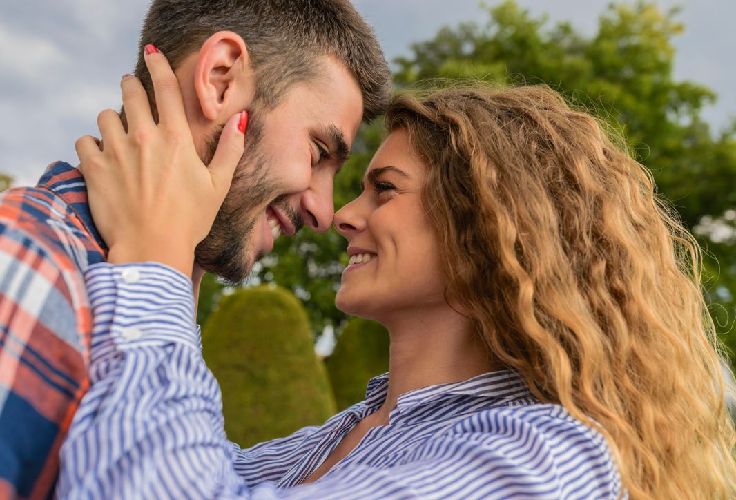 Online dating: starting a conversation on a niche platform