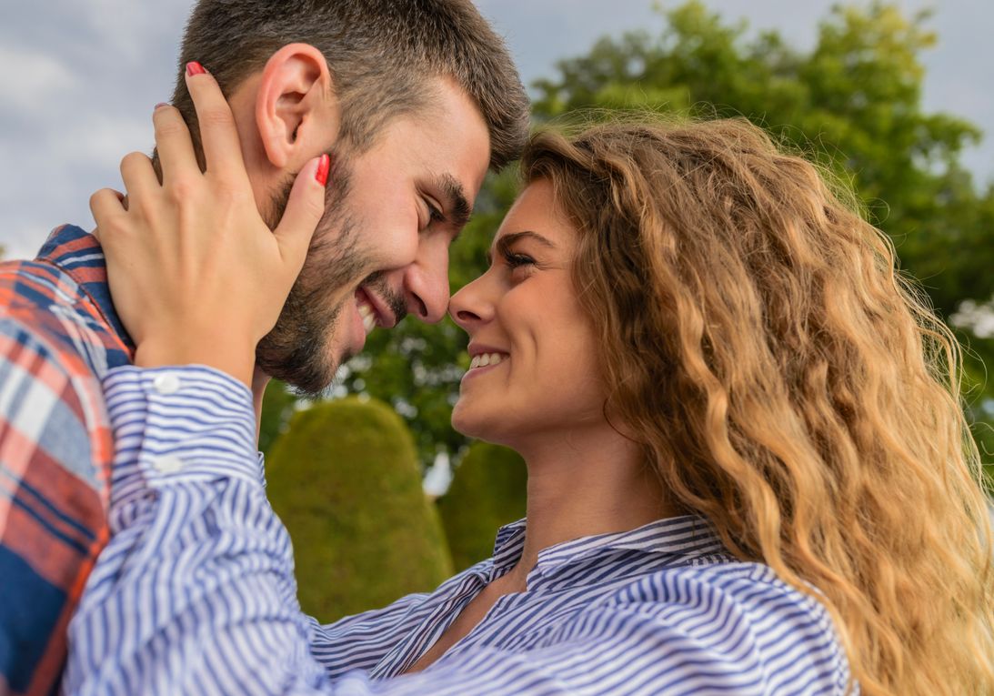 Online dating: starting a conversation on a niche platform