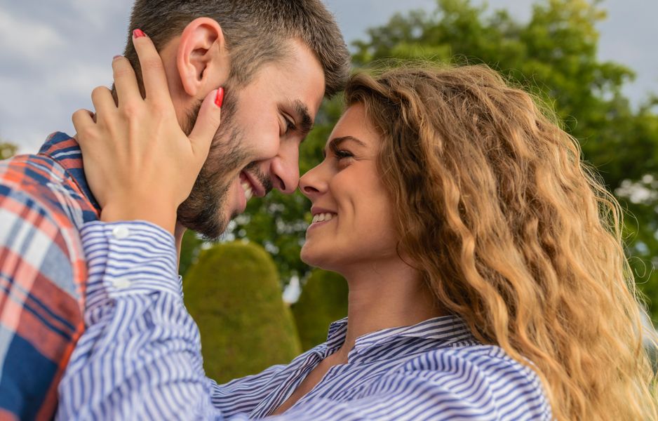 Online dating: starting a conversation on a niche platform