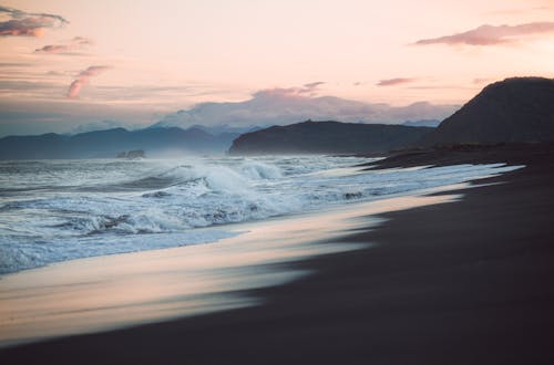 çarpmak, dalgalar, deniz kıyısı içeren Ücretsiz stok fotoğraf