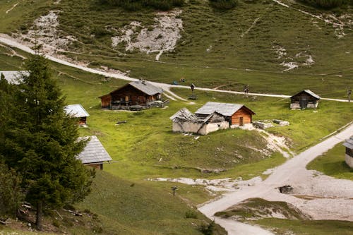 Fotobanka s bezplatnými fotkami na tému bungalov, cesta, dedín