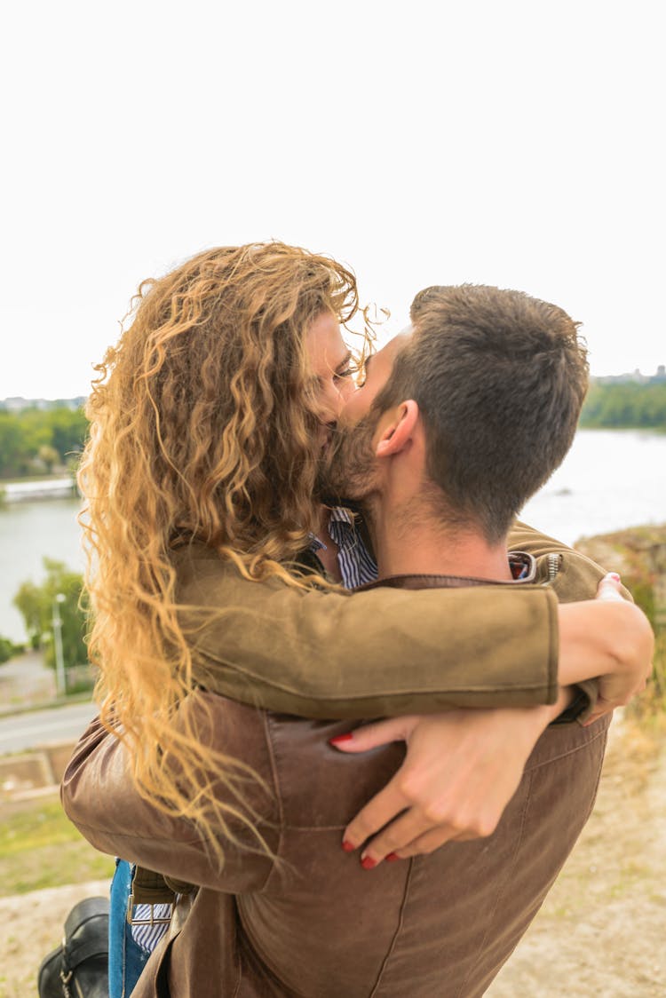 Couples Kissing Photo