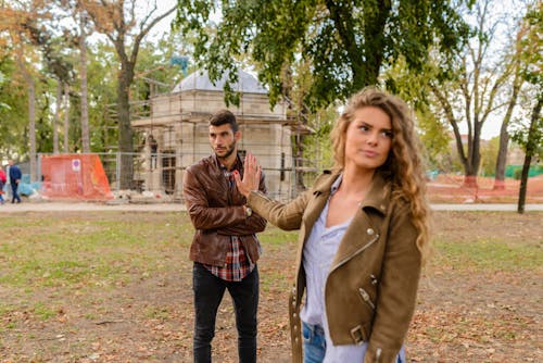 Homme Et Femme En Manteau De Cuir Marron Debout Sur Un Sol Brun