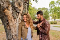 一对男女在公园的树下谈心