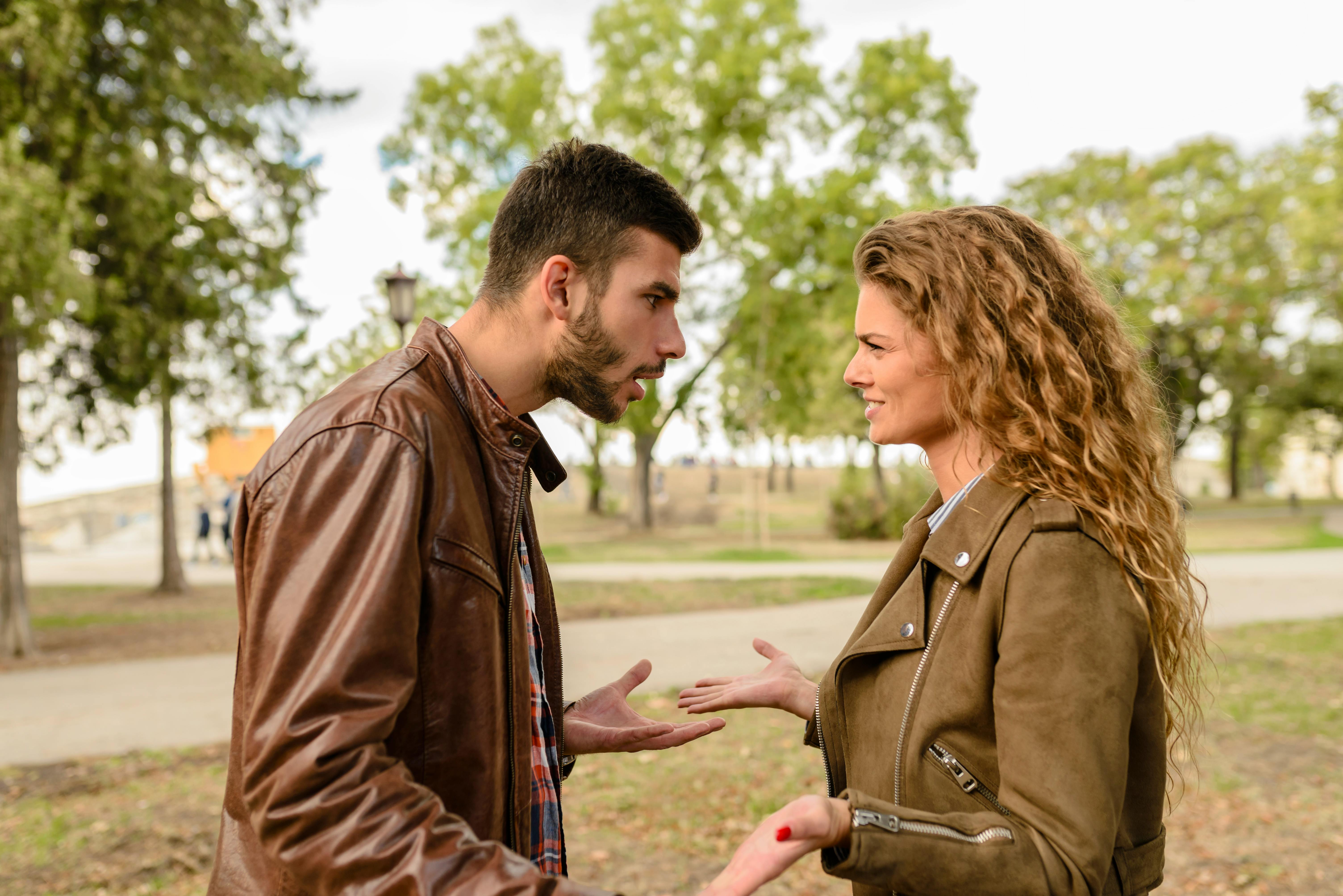 Pareja discute en el parque. Fuente: Pexels