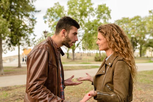 Homem E Mulher Vestindo Jaquetas De Couro Marrom