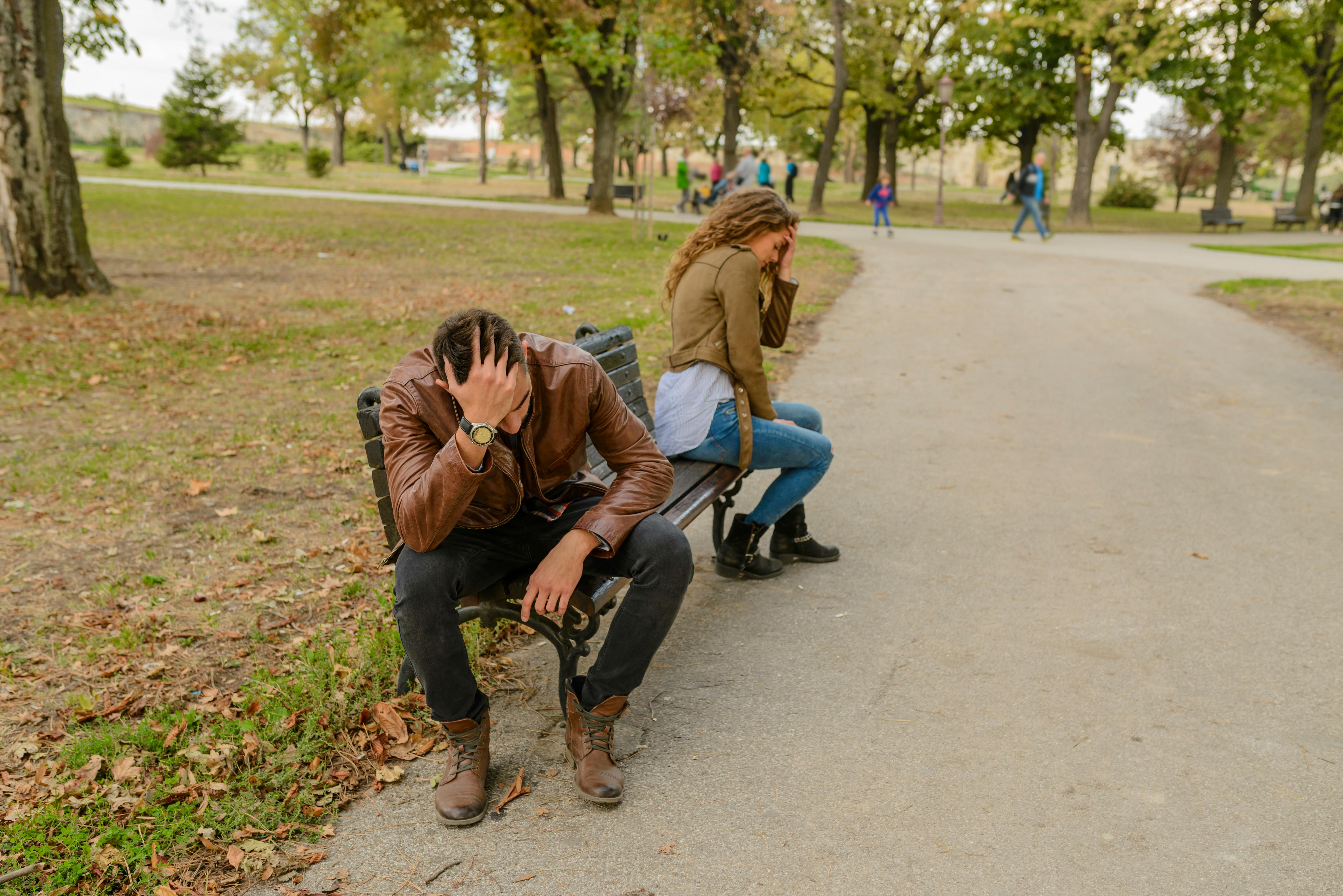 Man and woman sitting on a bench. | Photo: Pexels