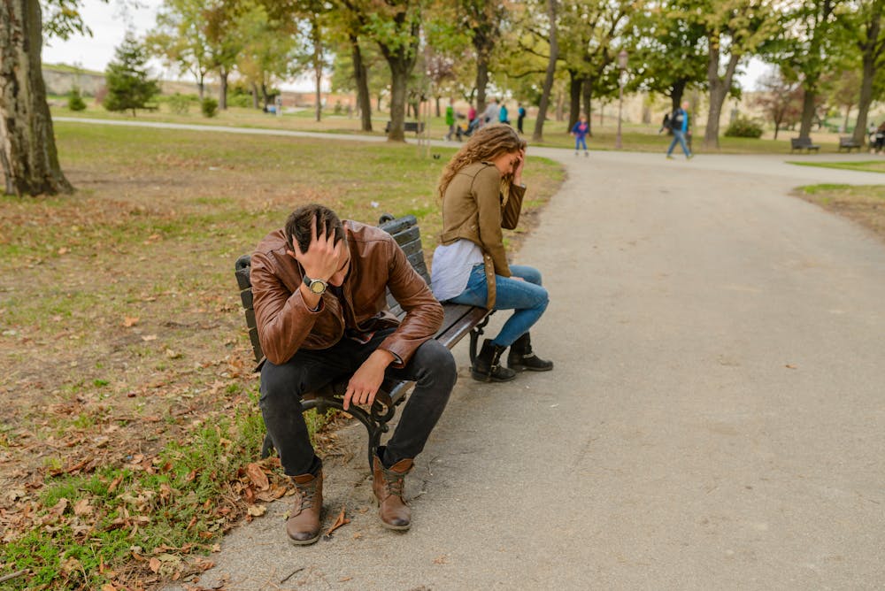 Man and woman sitting on bench | Photo: Pexels