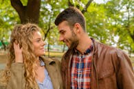 一对幸福的夫妇在公园里微笑着，享受着轻松的时刻