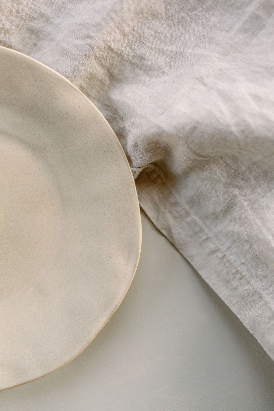 Ceramic plate on linen by Kasia Sikorska on Pexels